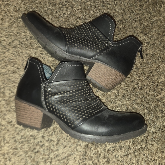 Earth Origins Shoes - Earth Origins Black Ankle Booties with Textured Design